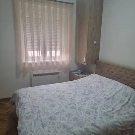 Apartment Dora *